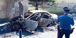Auto prende fuoco, completamente distrutta dalle fiamme. Illesi gli occupanti