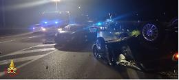Scontro tra auto, una fuori controllo si ribalta: soccorsi nella notte cinque giovanissimi