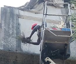 Via i piccioni, lapidi pulite. Fine cantiere entro agosto
