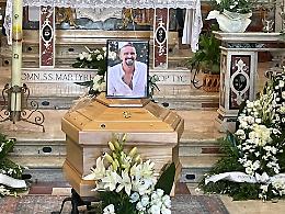 Lacrime, commozione e dolore per l'ultimo saluto a Paolo Carubelli