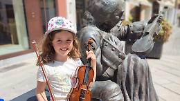 Violinista a 6 anni, la piccola Siena incanta la piazza