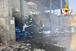 Incendio in una ditta di smaltimento rifiuti