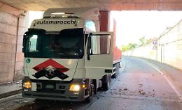 Tir incastrato nel sottopasso del Cambonino