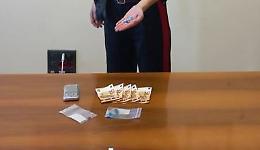 Sorpresi con la droga, tre denunciati. Sequestrati cocaina, hashish e un bilancino di precisione