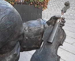 Stradivari senza pace, danneggiata la statua in corso Garibaldi