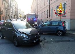 Mancata precedenza e scontro frontale tra due auto, feriti un 35enne e una 47enne