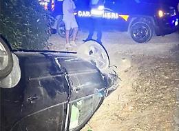 Tampona l'auto con una famiglia a bordo, fugge e si ribalta: la notte brava di un 55enne