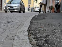 Disagio sampietrini: cadute, tacchi rotti e buche-barriera