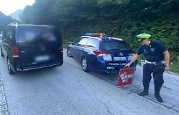 Perde il controllo della moto e si schianta contro un'auto: muore sessantenne