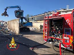 Incendio alla piattaforma ecologica domato dai vigili del fuoco