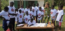 Maura, giovane cremonese all'estero, insegna ai bambini la biodiversità