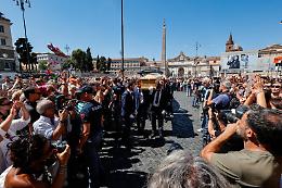 L'ultimo saluto a Michela Murgia: folla in Piazza del Popolo