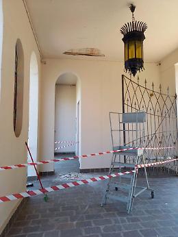 Intonaco giù dal soffitto dell'ingresso del cimitero