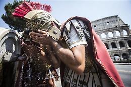 Centurione tocca il seno a una turista, la giudice della 'palpata breve' lo condanna 