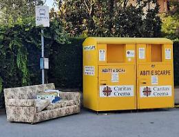Strade come discariche:  tra i rifiuti spunta anche  un divano