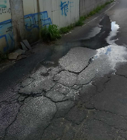 Scarichi di fognatura direttamente in strada: «Questione di igiene»