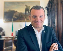 Cinghiali, Centinaio: "Emergenza per l'agricoltura  e pericolo per i cittadini"