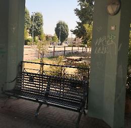 La sera al parco tra caos e molta sporcizia 