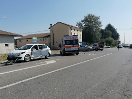 Scontro tra due auto all'incrocio con la via Giuseppina, sei persone coinvolte 