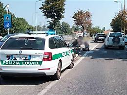 Ciclista 64enne investita vicino a casa: attimi di paura