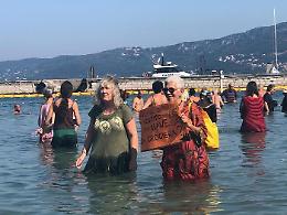 In mare vestite a Trieste, a sostegno delle donne musulmane 