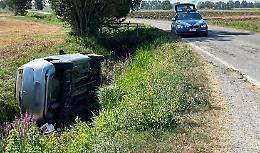 Perde il controllo dell'auto e finisce in un fosso, 91enne in ospedale
