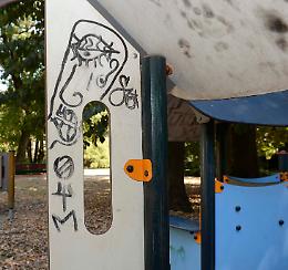 Rovinati i giochi dei bambini: «Bevute e danni al Vecchio Passeggio»
