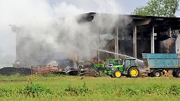 Incendio in un'azienda agricola, decine di rotoballe in fiamme
