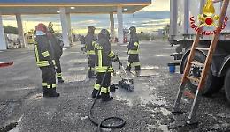 Caorso, camion prende fuoco lungo la A21: pompieri in azione