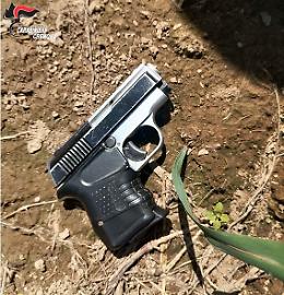 Pistola con matricola abrasa nella zona frequentata da spacciatori e tossicodipendenti