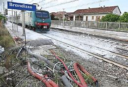 Il video girato da una vittima: 'Se vi dico treno spostatevi' 