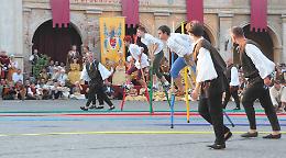 La magica frenesia del Palio. Dame e cavalieri in piazza