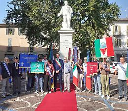 Vittorio Emanuele II, discorsi e banda ai piedi della statua in piazza Moro