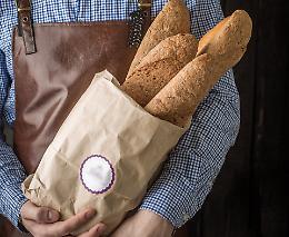 Sacchetti di pane rubati davanti alle case
