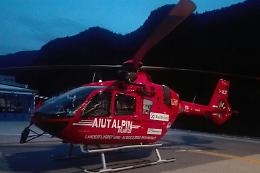 In volo con la tuta alare, precipita e muore vicino a Bolzano