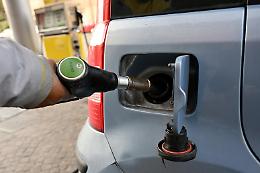 Non si arresta la corsa della benzina, al self è a 1,99 euro