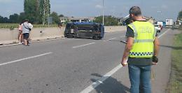 Scontro con un tir, auto si ribalta in via Mantova: ferite lievi per una 23enne