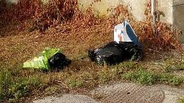 Rifiuti abbandonati, anche via del Popolo diventa discarica