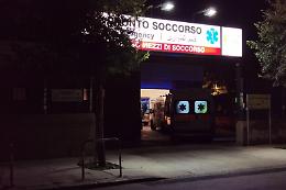 Dà fuoco alla moglie, donna è gravissima