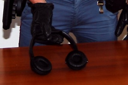 Ruba un paio di cuffiette Bluetooth a un disabile: indagato tunisino