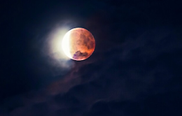 Nel cielo di ottobre domina la Luna, con la giornata mondiale e l’eclissi 