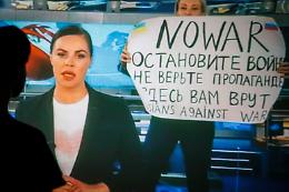 Russia, condannata a 8 anni la giornalista no war per la protesta tv