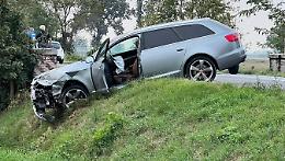 Scontro tra un'auto e una vettura monovolume, ferite gravi per un 61enne