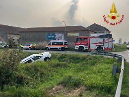 Incidente tra due auto, due feriti lievi
