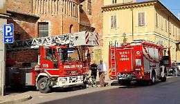 L'allarme. Calcinacci giù dalla cornice della finestra, vigili del fuoco a Santa Lucia