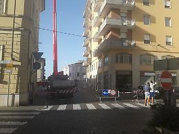 Via l'amianto dalla torre littoria, imponente gru in azione