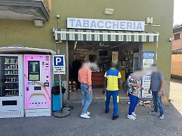 Spaccata nella notte alla tabaccheria con un mezzo agricolo rubato