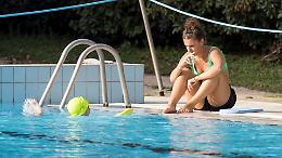 È ottobre, il caldo non molla: in piscina in cerca di fresco