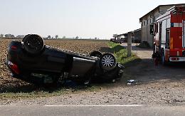 Si capotta con l'auto dopo lo scontro con un'altra vettura, ferito 77enne
