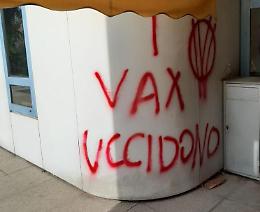 Scritte no vax sui muri dell'hub vaccinale 